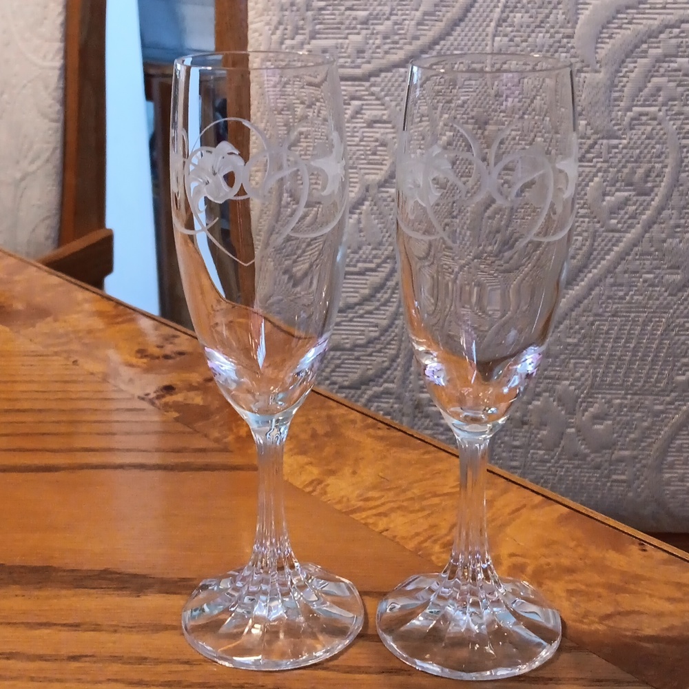 Etched lily n heart champagne flutes